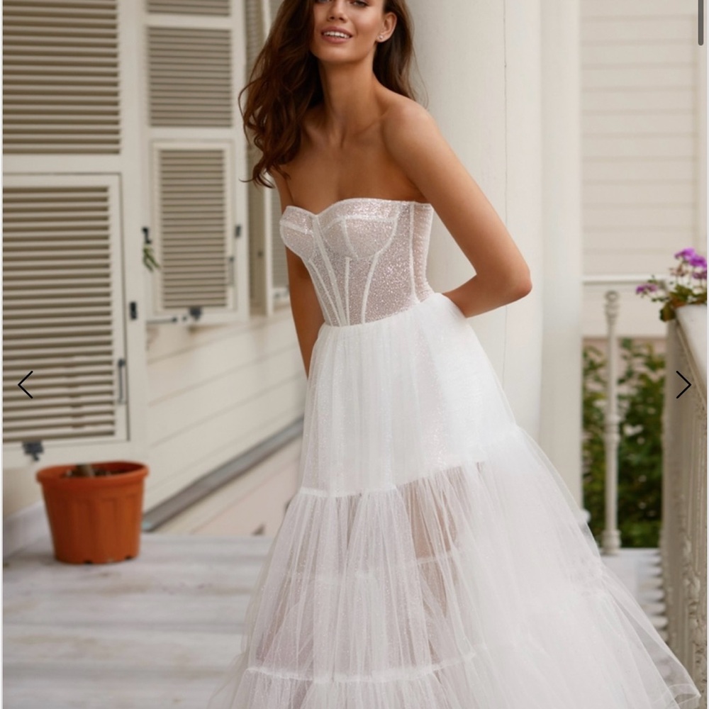 Elegant White Strapless Tulle Gown